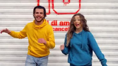 Senkronize dans koreografisi hip hop tarzında genç bir çift tarafından seslendirildi.