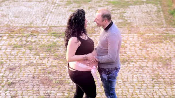 Futuro Pai Sente Bebê Mover Tocando Barriga Descoberta Sua Esposa — Vídeo de Stock