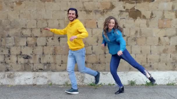 Usmívající Pár Zkouší Synchronizovanou Moderní Taneční Choreografii — Stock video