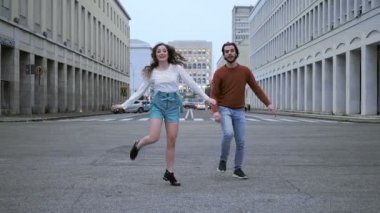 Kameranın önünde dans eden çiftler senkronizasyon ve koordinasyon gösteriyor.