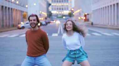 Senkronize modern dans adımları Sokakta genç bir çift tarafından seslendirildi