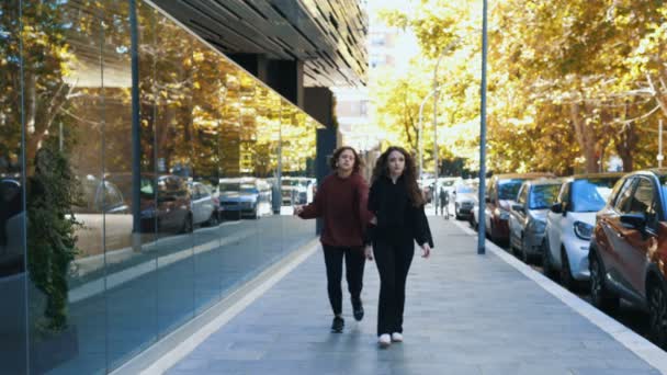 Riña Reconciliación Las Mujeres Discuten Hacen Las Paces Abrazándose — Vídeo de stock