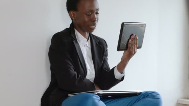 远程工作 穿着视频称运动裤的黑人妇女在夹克下工作 — 图库视频影像