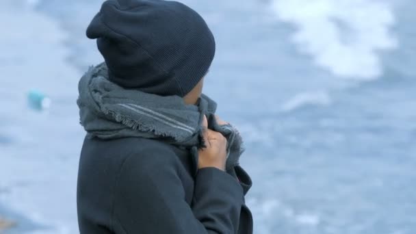 Δίπλα Στη Θάλασσα Θλιβερή Μαύρη Γυναίκα Βλέπει Κύματα Συντρίβονται Στην — Αρχείο Βίντεο
