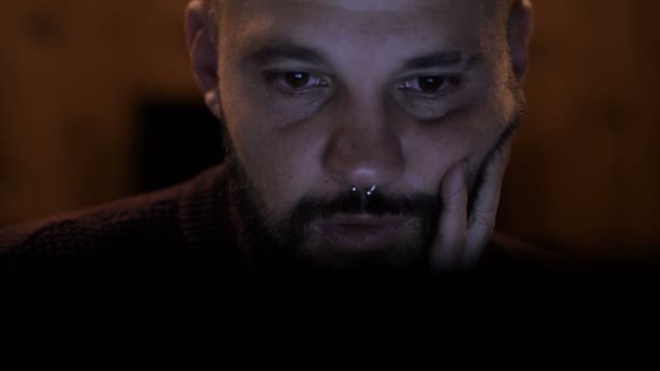 Geceleri Çalışmak Genç Stresli Adam Geç Saatlere Kadar Bilgisayar Başında — Stok video