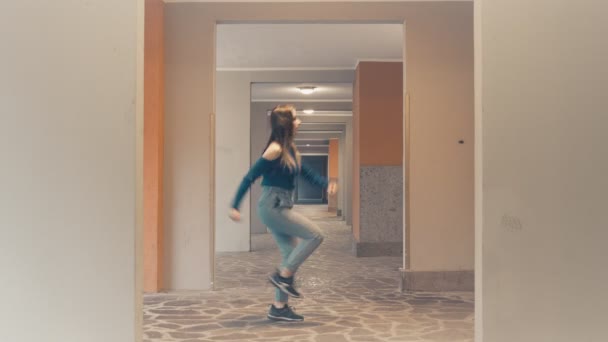 Enerji Çeviklik Kadın Senkronize Hareketler Yaparak Dans Ediyor — Stok video