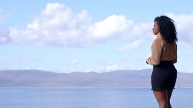  İspanyol kadın üzgün ve düşünceli bir bakışla göl manzarasını seyrediyor.
