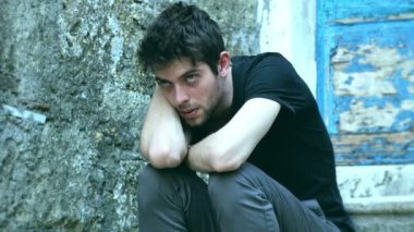 Yalnız basamaklarında oturan üzgün adam