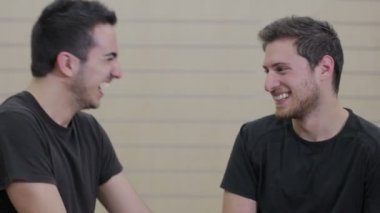 Genç adam gülüyor