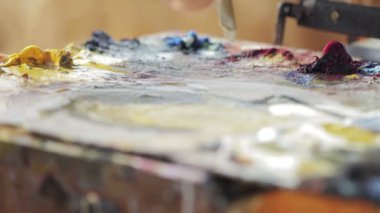 ressam ile fırça renkleri karıştırma