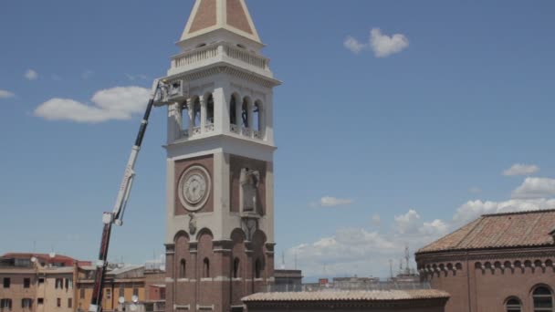 Muratori che fanno lavori di manutenzione di una campana di torre — Video Stock