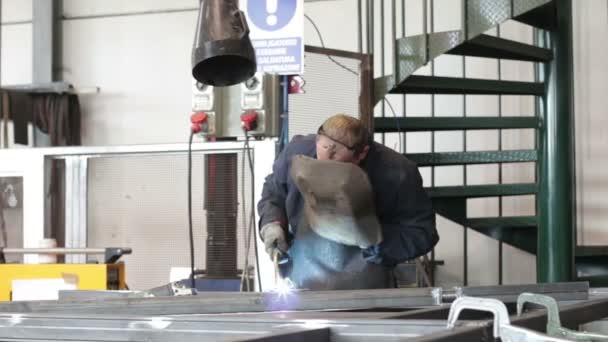 工厂中的金属加工焊接 — 图库视频影像