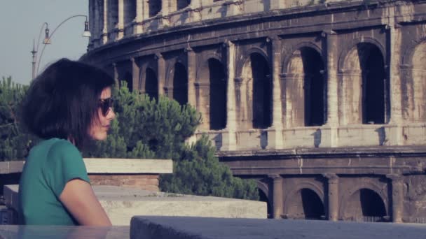 Woman watching the coliseum — Stock Video