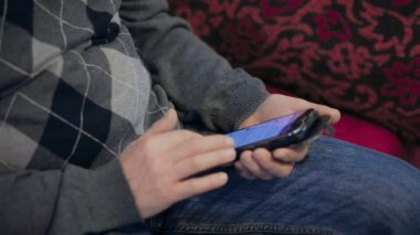 Cep telefonu kullanan adam