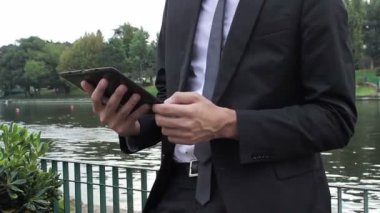 Dijital tablet Park'taki kullanarak iş adamı