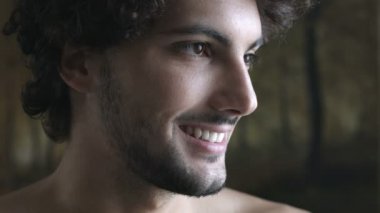 gülümseyen yakışıklı adam