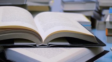 Yığın kitap masada