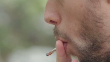 genç adam ortak bir sigara