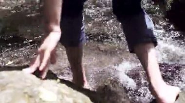 Çıplak ayakla yürüyen adam 