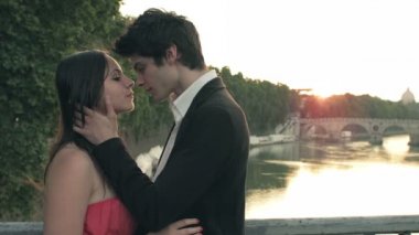 aşık genç birkaç gün batımında - St Peter - güneş ışığı ile öpüşme