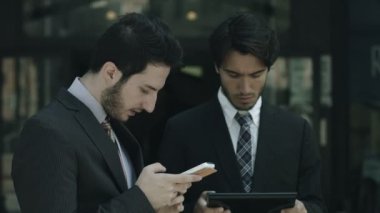 iş adamları Smartphone bilgisayar kullanma office: takım çalışması, cep telefonları