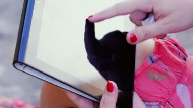 eller ile tablet bilgisayar, açık havada