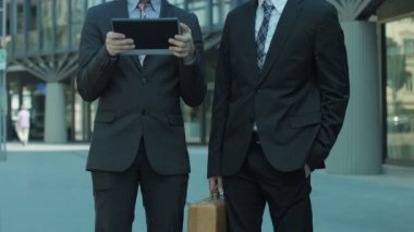 iş adamları tablet kullanma office: takım çalışma, iş arkadaşları, iş hayatı