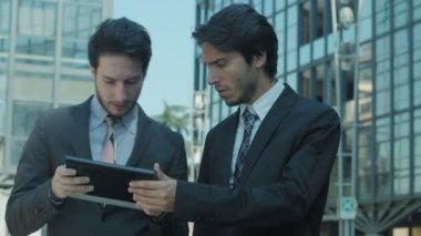 iş adamları izlemek işlerini işyeri: tablet, bilgisayar, ipad