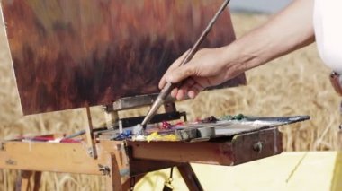 ressam ile fırça renkleri karıştırma