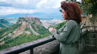 eski bir şehir arayan kadın