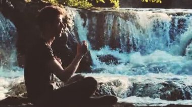 adam bir nehir kenarında dua