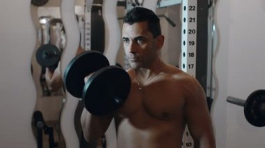 Uyum ve stren kalmak evde spor egzersiz bir ağırlık üstsüz yetişkin adam kullanır
