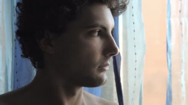 adam vitrinlere bakıyor