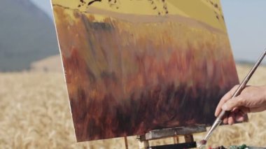 ressam bir buğday alan ortasında