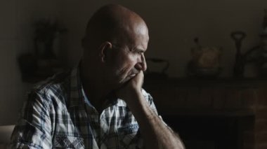 depresif adam iki krizde: oturma yalnız ve üzgün karanlıkta