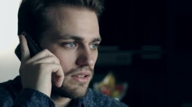 belgili tanımlık smartphone şaşırmış ve ciddi adam: bakışları, ifade, ruh hali, belirsiz
