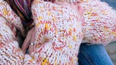 Kız onun yolunu kaybetmiş bir gezi sırasında ağrı, peyzaj