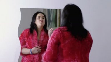 Şişman kadın ruj koyarak