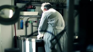 Kimyager laboratuvar aletlerini yıkıyor.