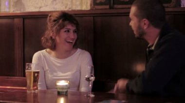 Bir barda bira konuşan iki arkadaşlar