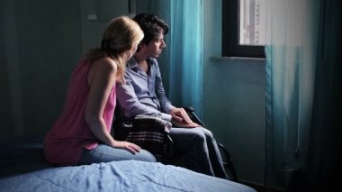 kadın tepki ve yaşamak için dönmek için devre dışı bırakılmış bir özürlü olarak teşvik eder.