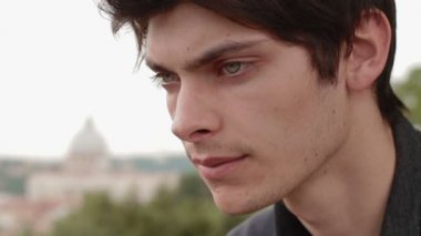 üzgün ve depresyonda genç adam