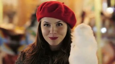 genç kadın candyfloss yiyor