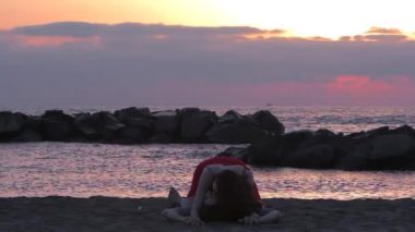 Güzel Çift aşağı yalan ve kumsalda öpüşme