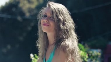 gülümseyen utangaç kız: mutlu ifade ile güzel genç kadın