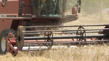 ... tarlada çalışan biçerdöveri birleştirin.