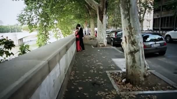 Dois amantes beijando - tiro bonito - steadycam — Vídeo de Stock