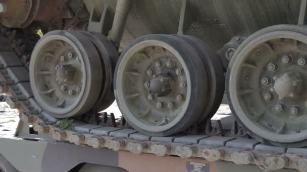 Ruedas de oruga de un tanque pesado — Vídeo de stock