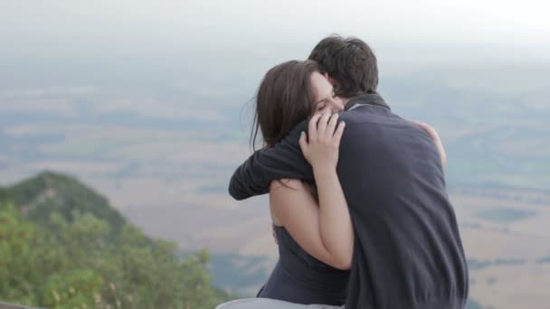 Bonito abraço casal — Vídeo de Stock