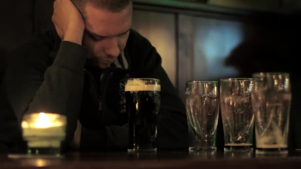 Hombre deprimido con cerveza — Vídeo de stock